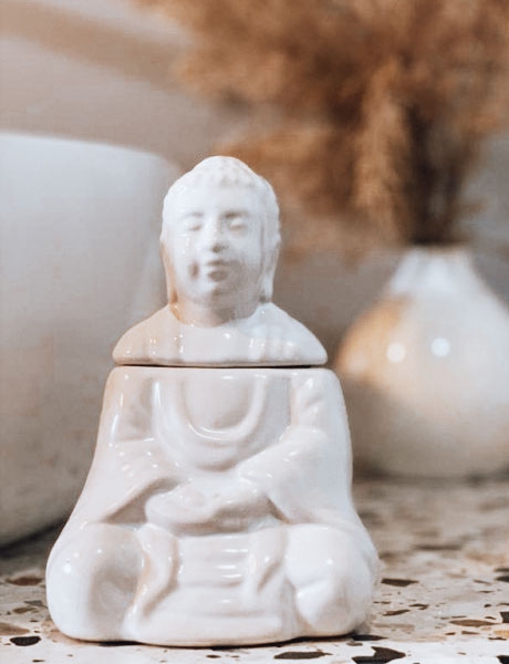 Kominek do aromaterapii - siedzący Budda (biały)